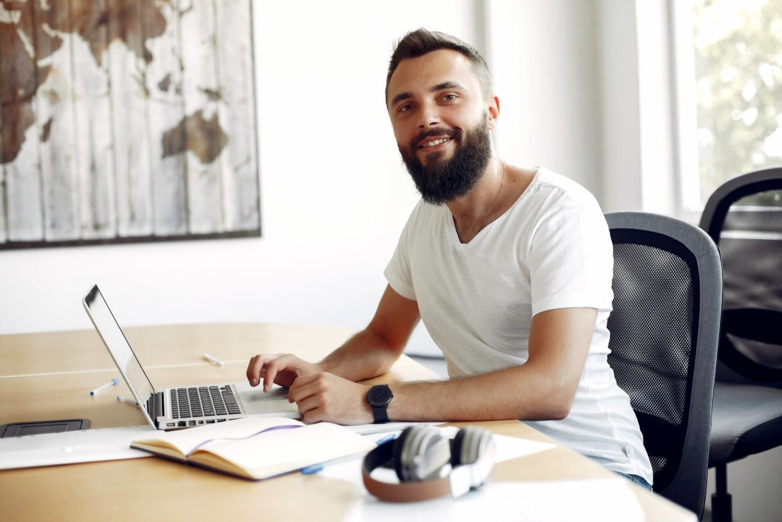 Équipe travaillant sur des analyses financières dans un environnement professionnel moderne