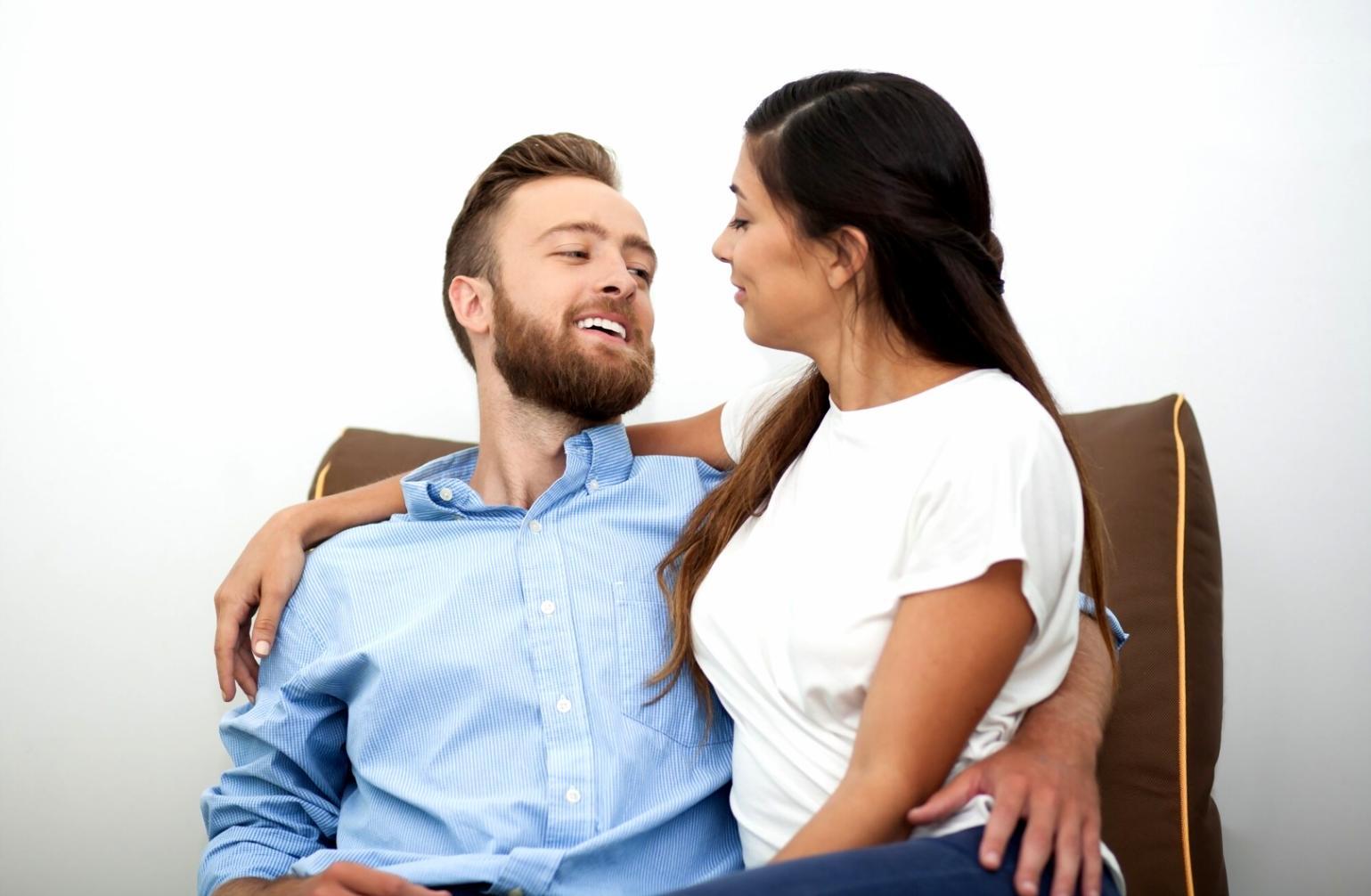 Session de formation en communication financière avec des professionnels analysant des graphiques et présentations